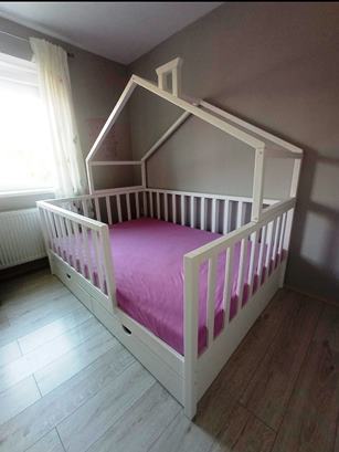 egyedi tervezésű házikó ágy